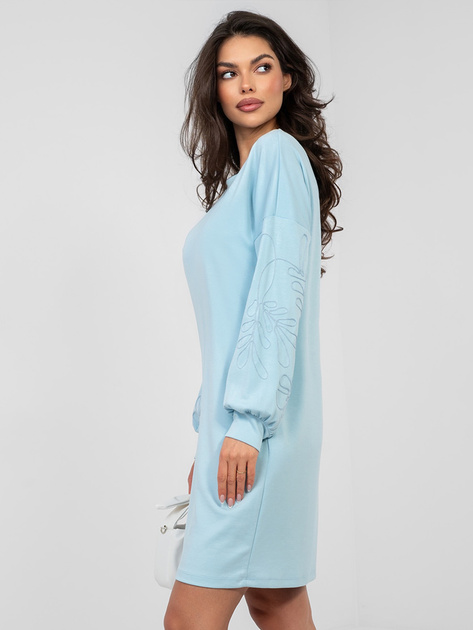 Pastelowa niebieska sukienka z haftem na rękawach RUE PARIS