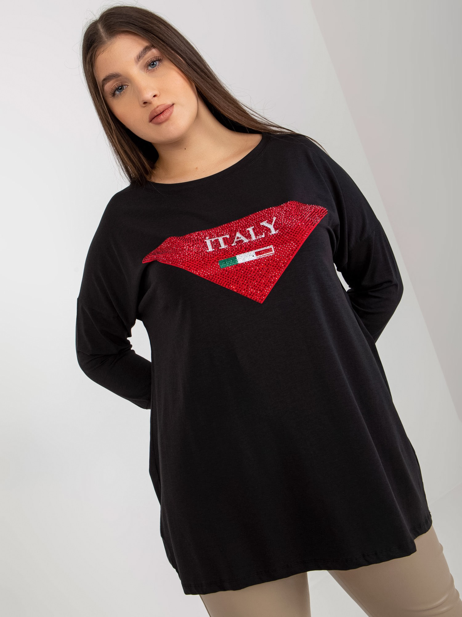 Czarna bluzka plus size z aplikacja i nadrukiem