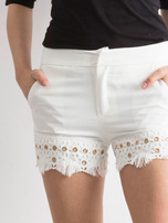 Eleganckie ecru szorty z kieszeniami