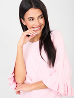 Jasnoróżowy sweter z falbankami przy rękawach