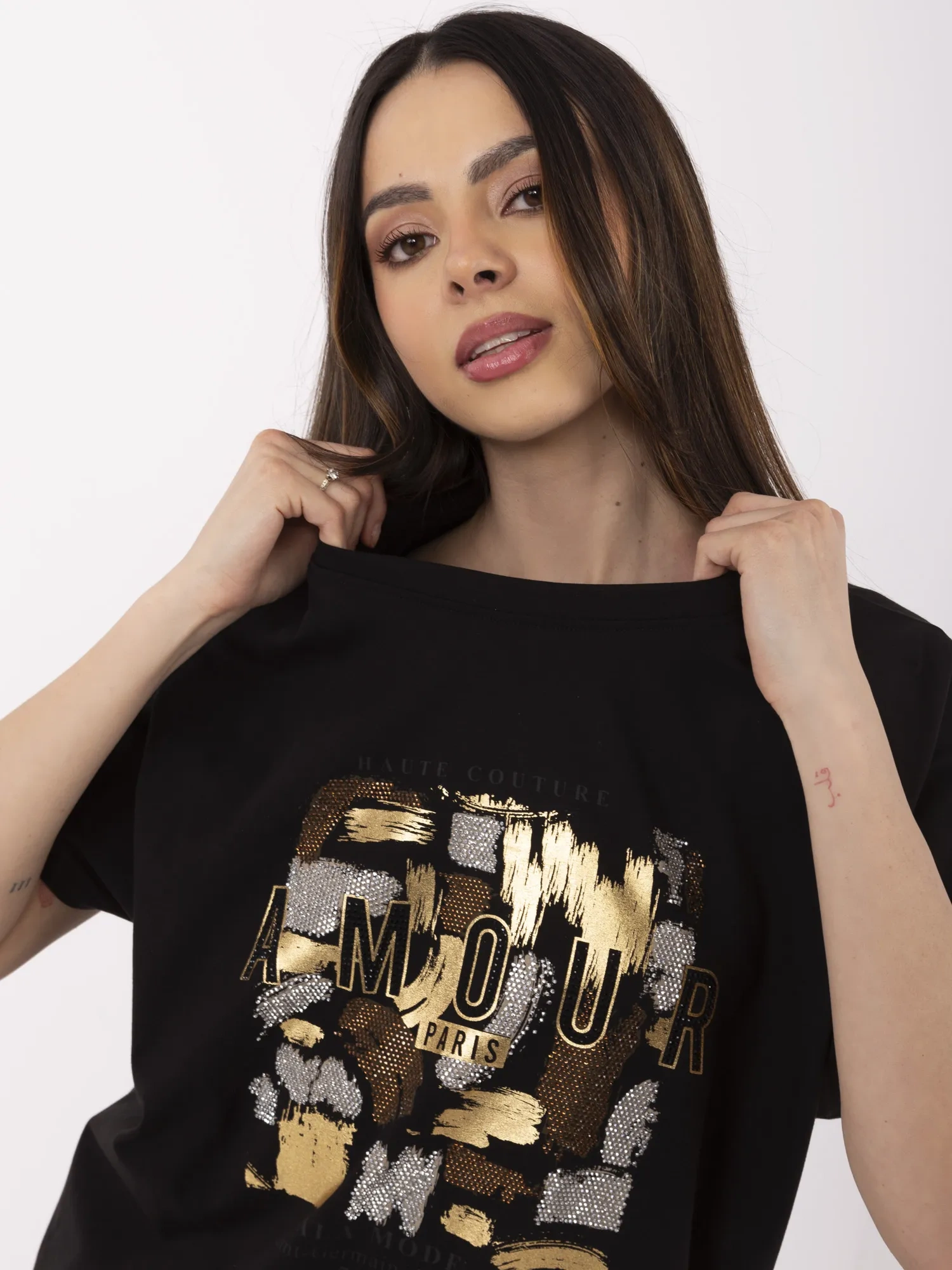 Černá dámská blůza s prodlouženým zadním dílem.