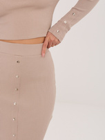 Ciemnobeżowy prążkowany komplet ze spódnicą Lina RUE PARIS 