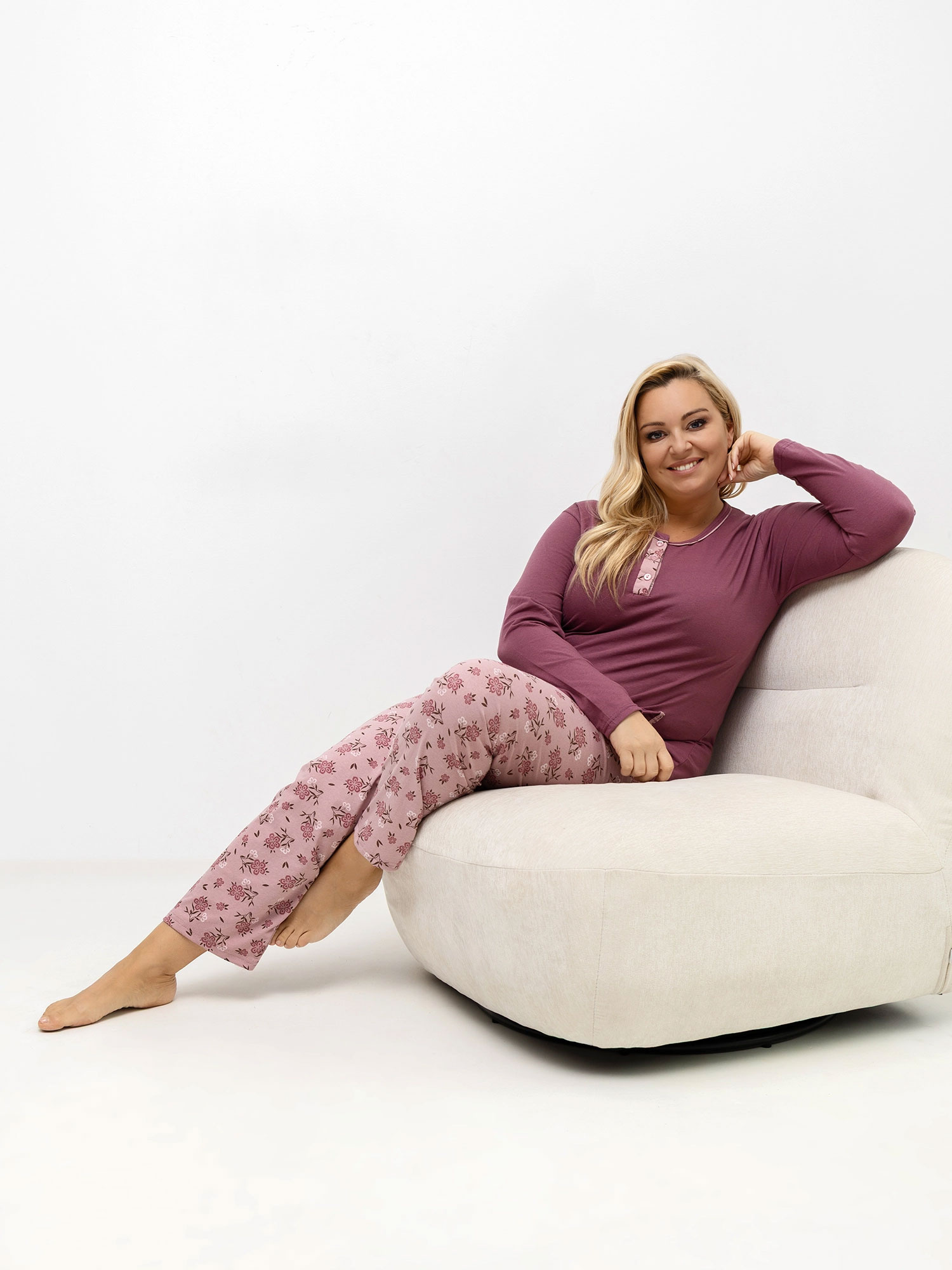 Růžová pyžama plus size s tričkem a kalhotami.