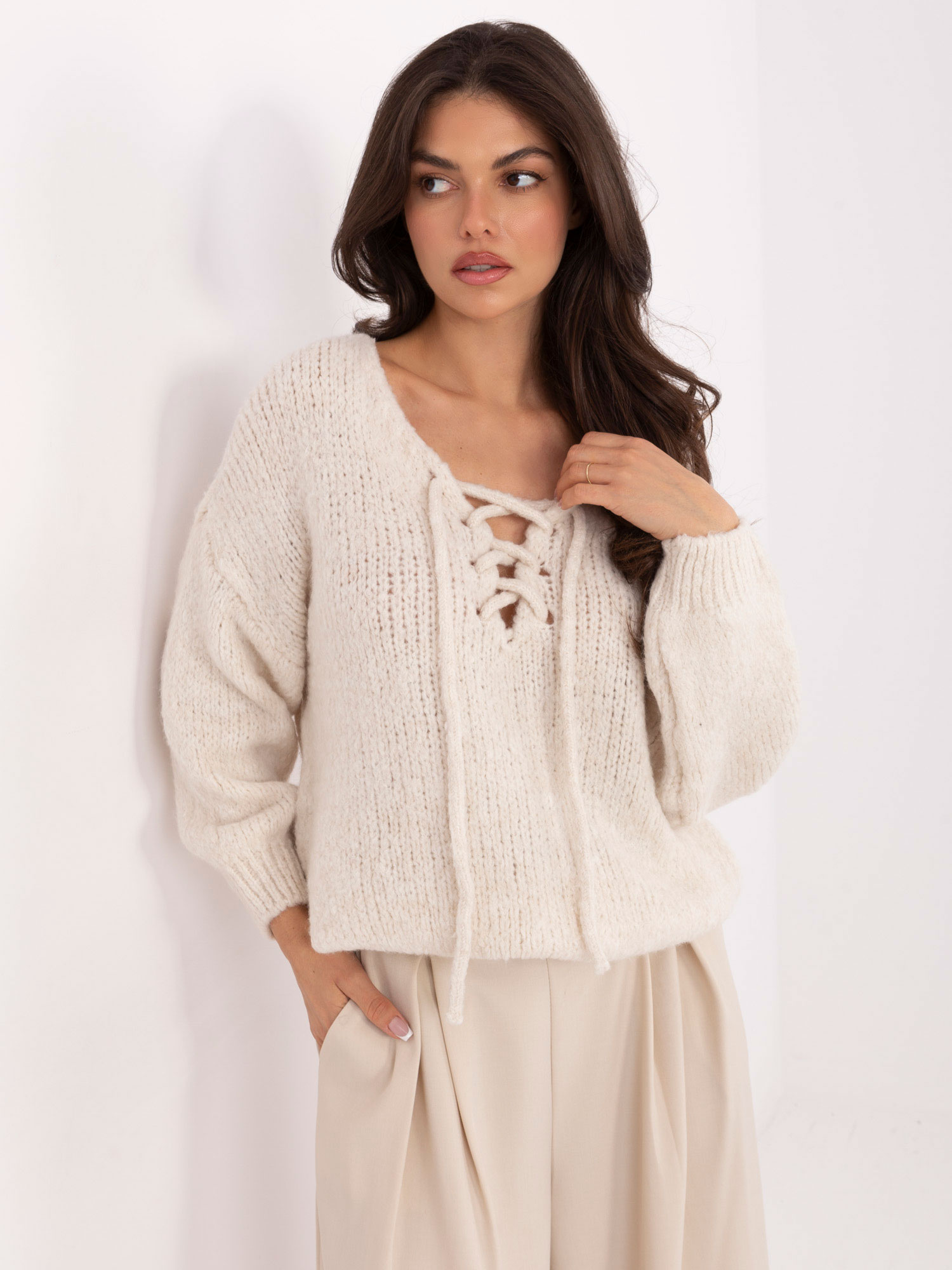Jasnobeżowy sweter oversize z domieszką wełny 