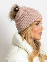 Brudnoróżowa czapka ze ściągaczem i futrzanym pomponem 