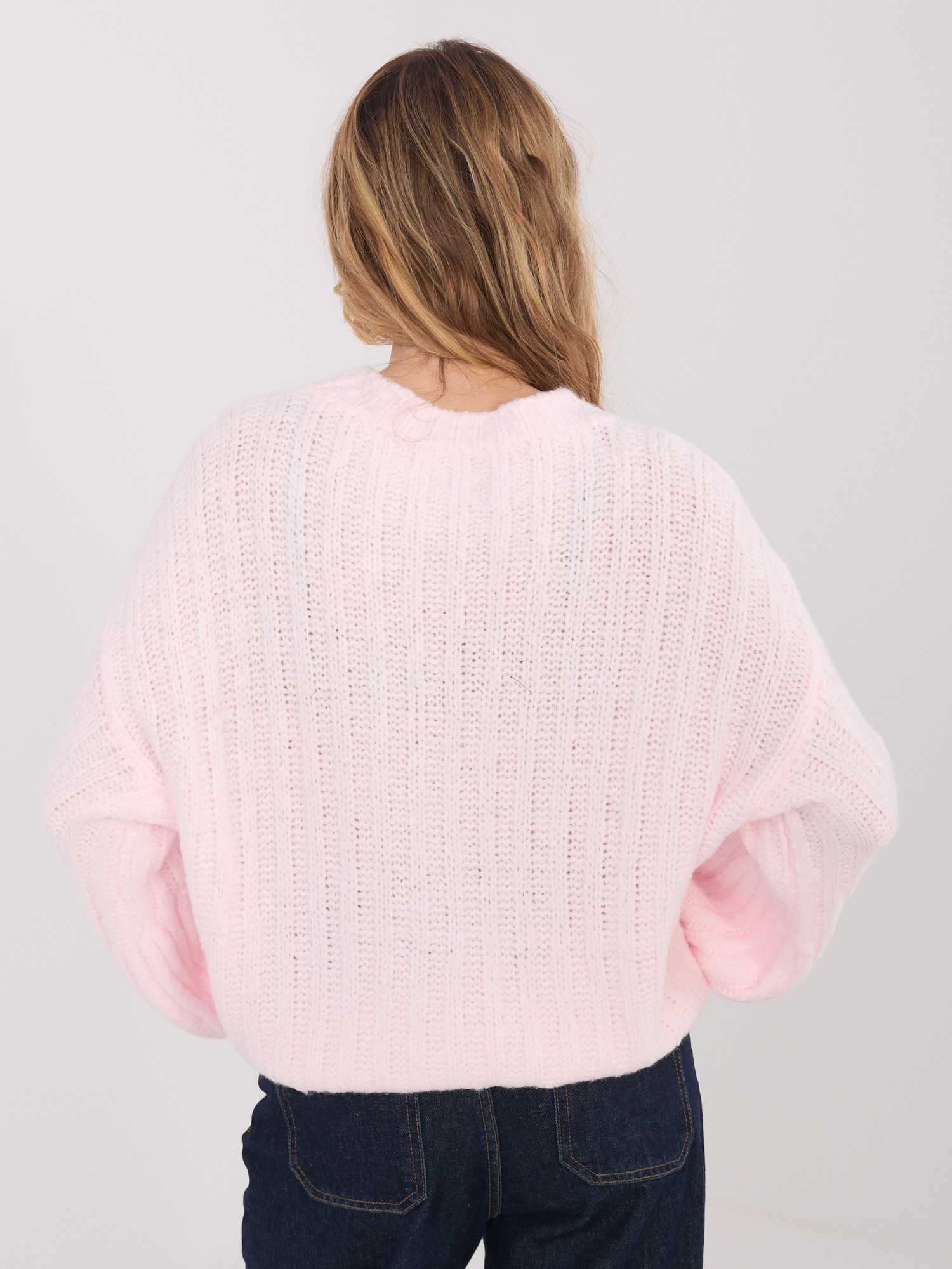 Jasnoróżowy sweter oversize o grubym splocie 