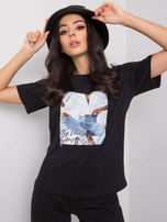 Schwarzes T-Shirt mit Aya-Applikation.