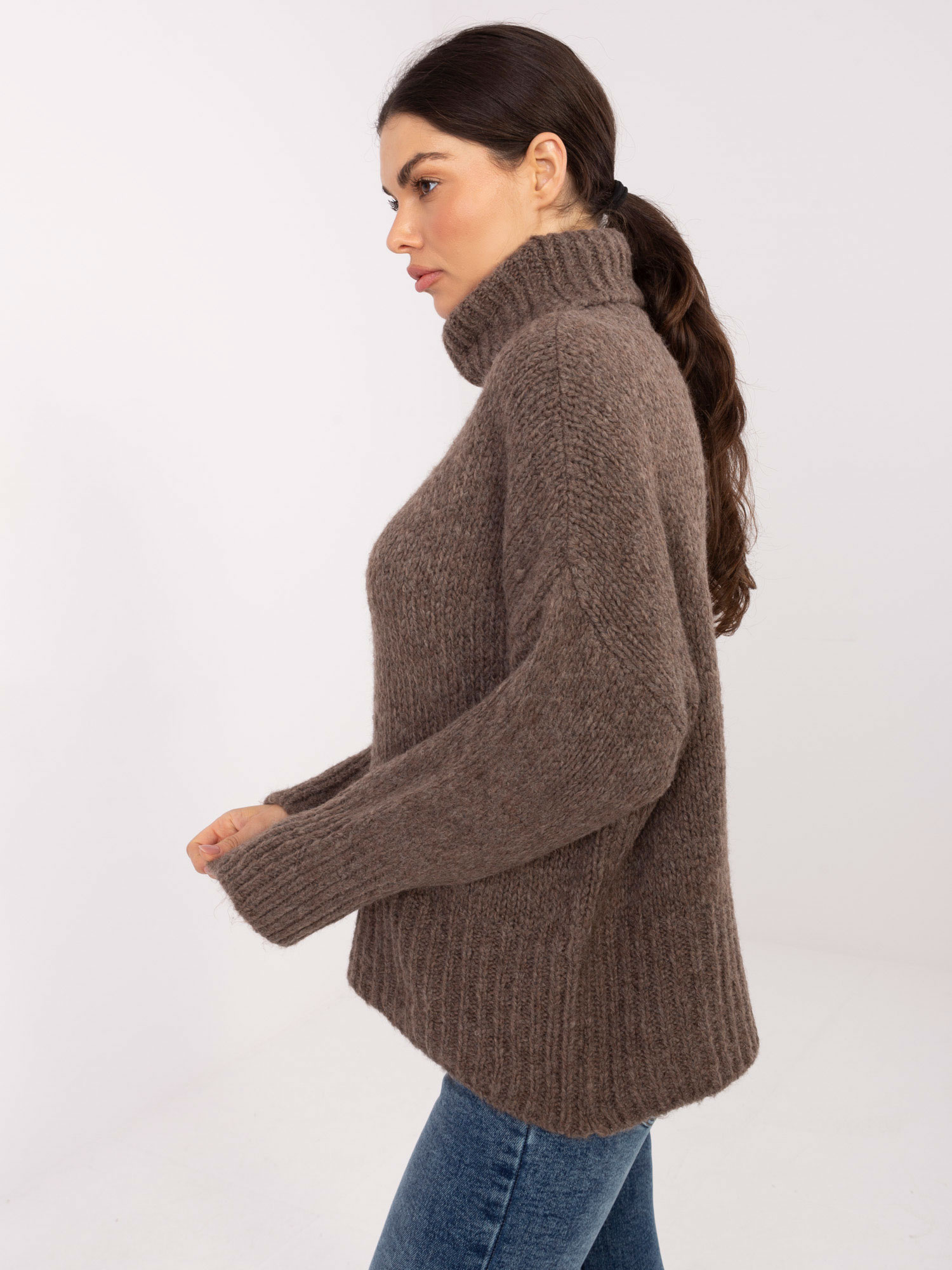 Sweter ciemny bezowy