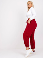 Bordo spalvos plus size sportinės kelnės su kišenėmis Ainhoa.