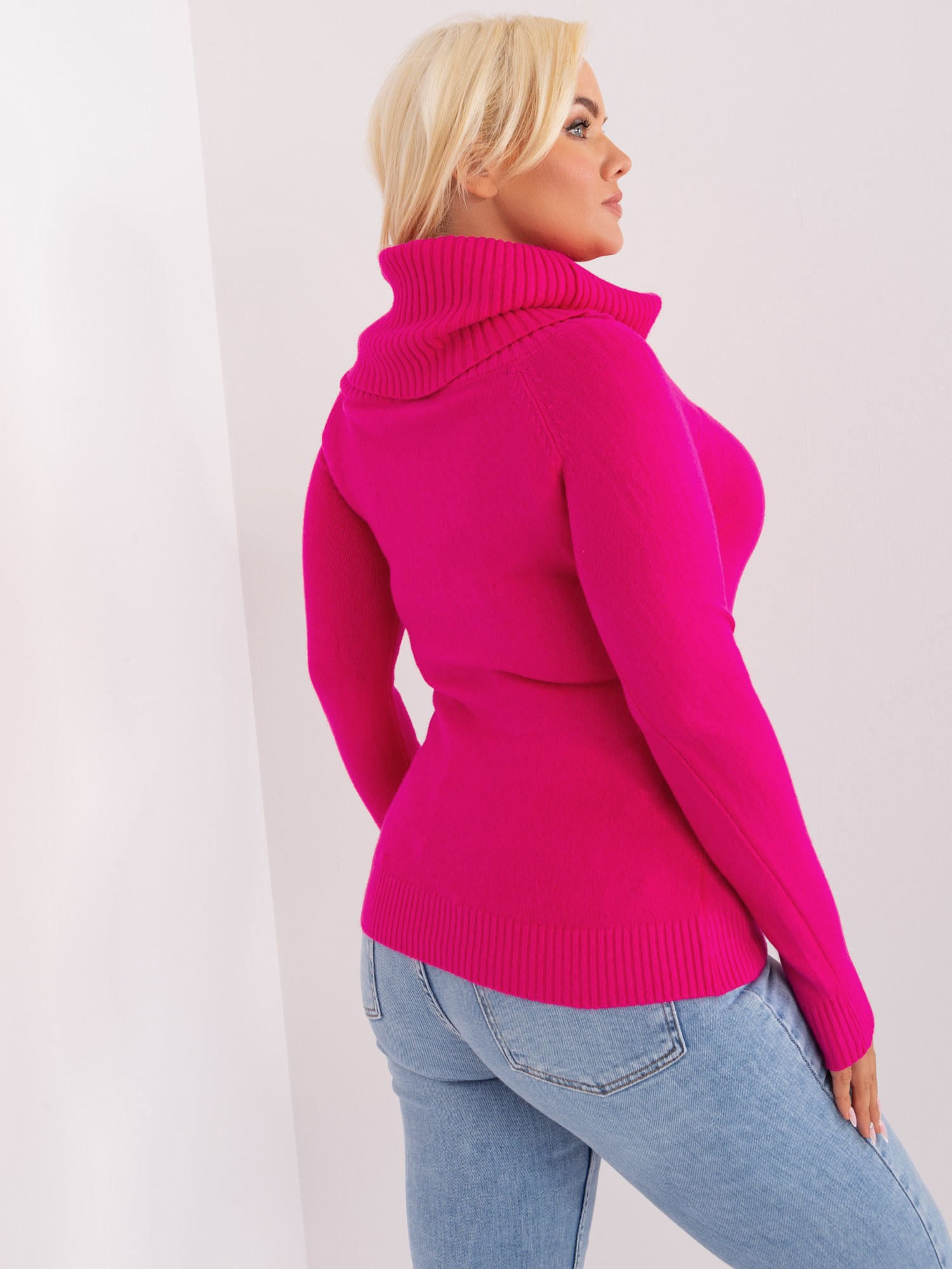 Fuksjowy damski sweter plus size z lejącym golfem
