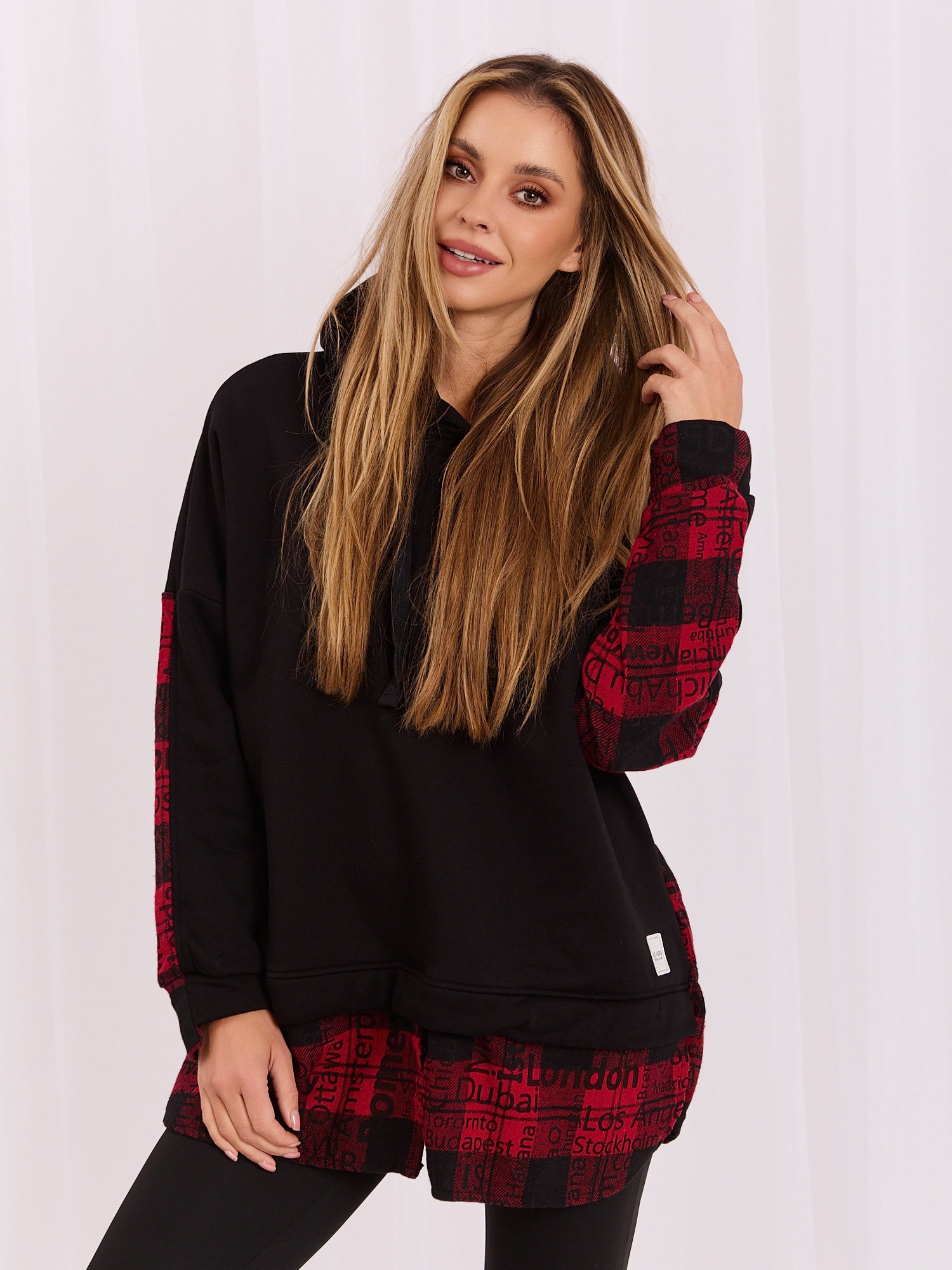 Schwarz-rote Damenhoodie mit Kapuze Freyah RUE PARIS.