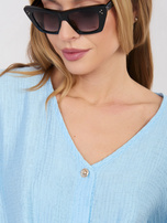 Jasnoniebieska letnia bluzka z krótkim rękawem