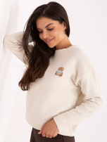Helle beige Damenpullover mit Bärenapplikation.