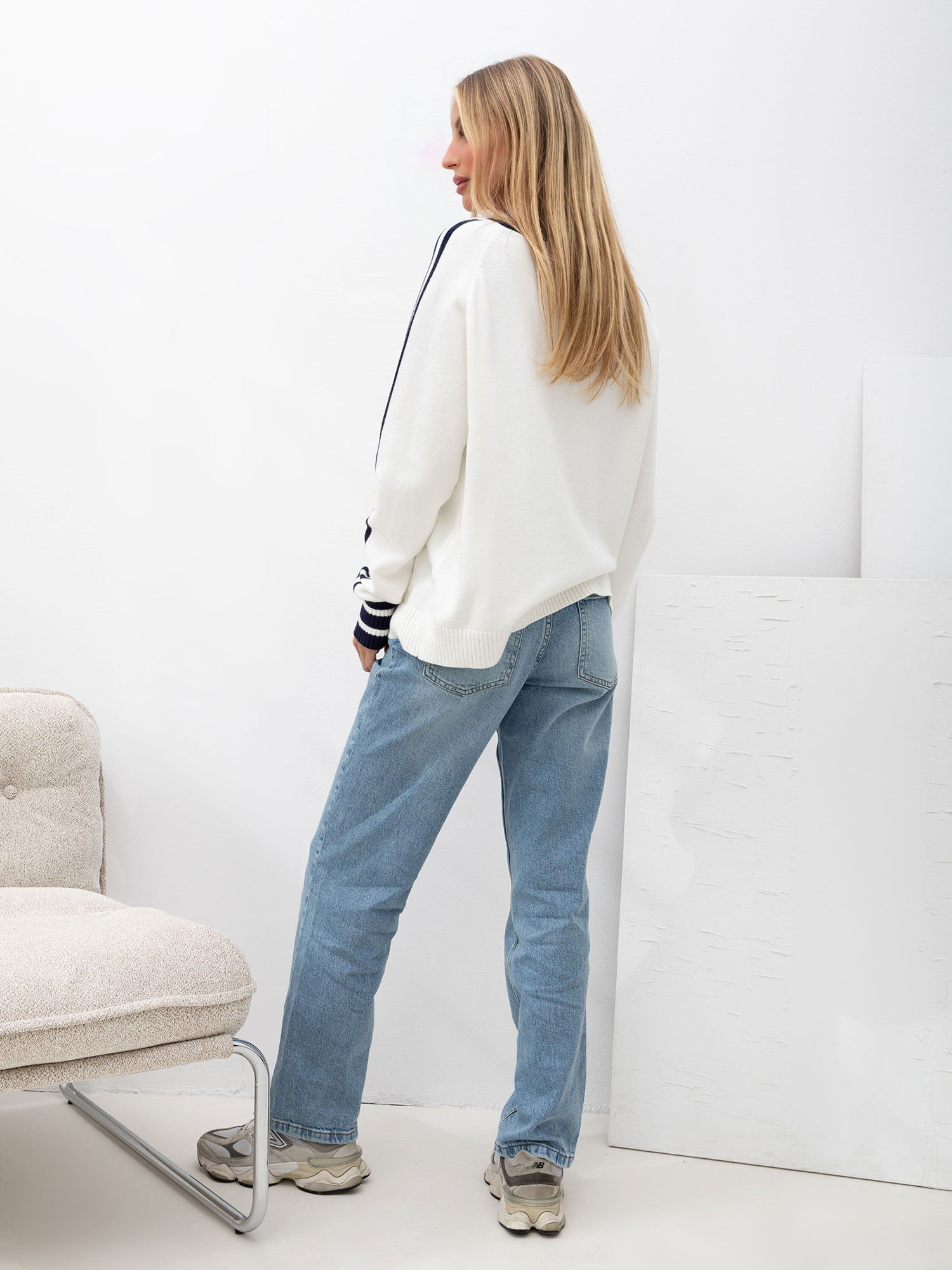 Ecru Damenpullover mit kontrastierenden Streifen.