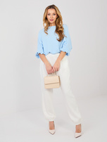 Ecru dresowe spodnie z kwiatową broszką