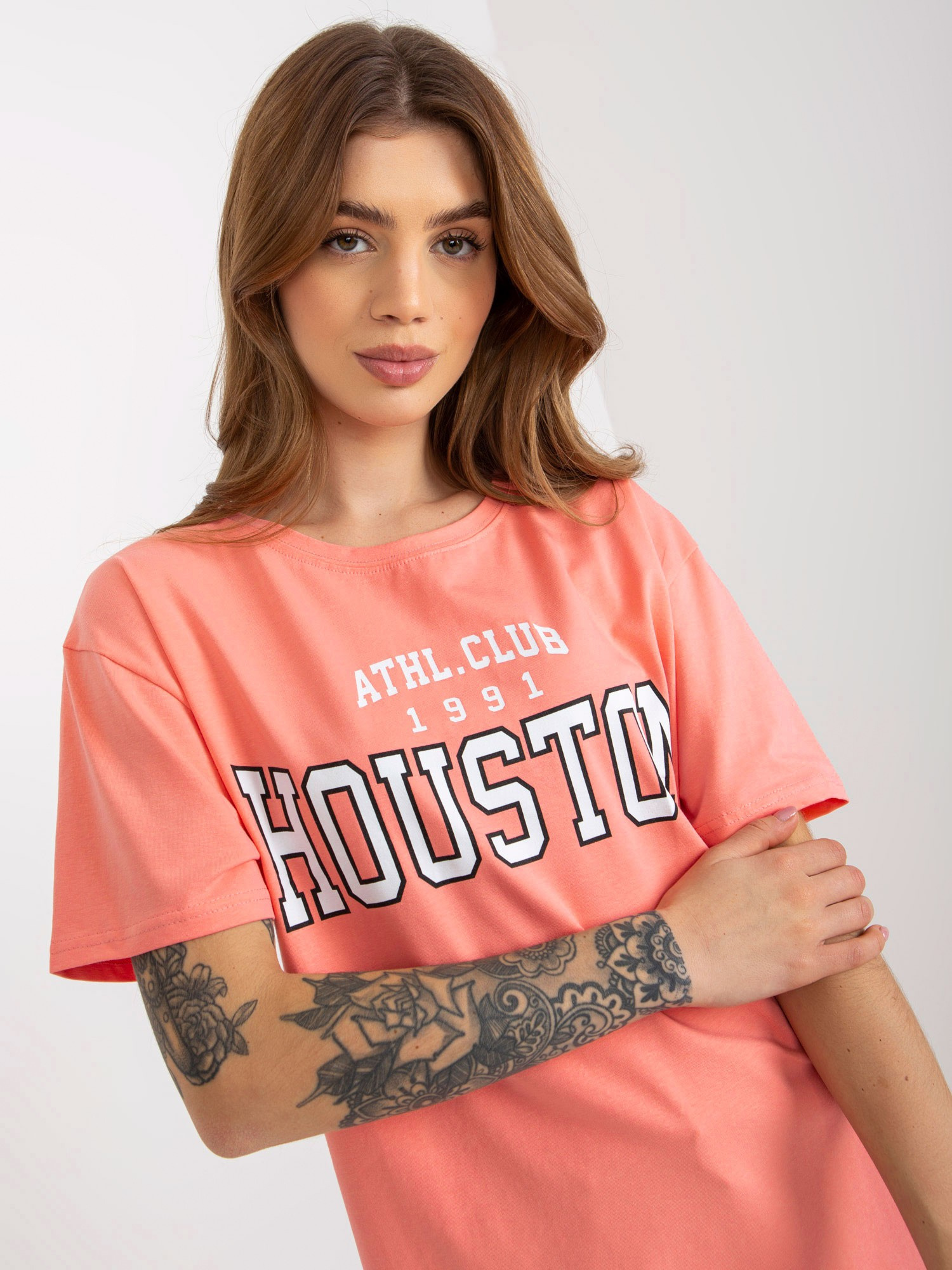 Hurtownia Brzoskwiniowy luźny damski t-shirt z napisem