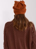 Hurtownia Jasnobrązowa czapka damska z aplikacją