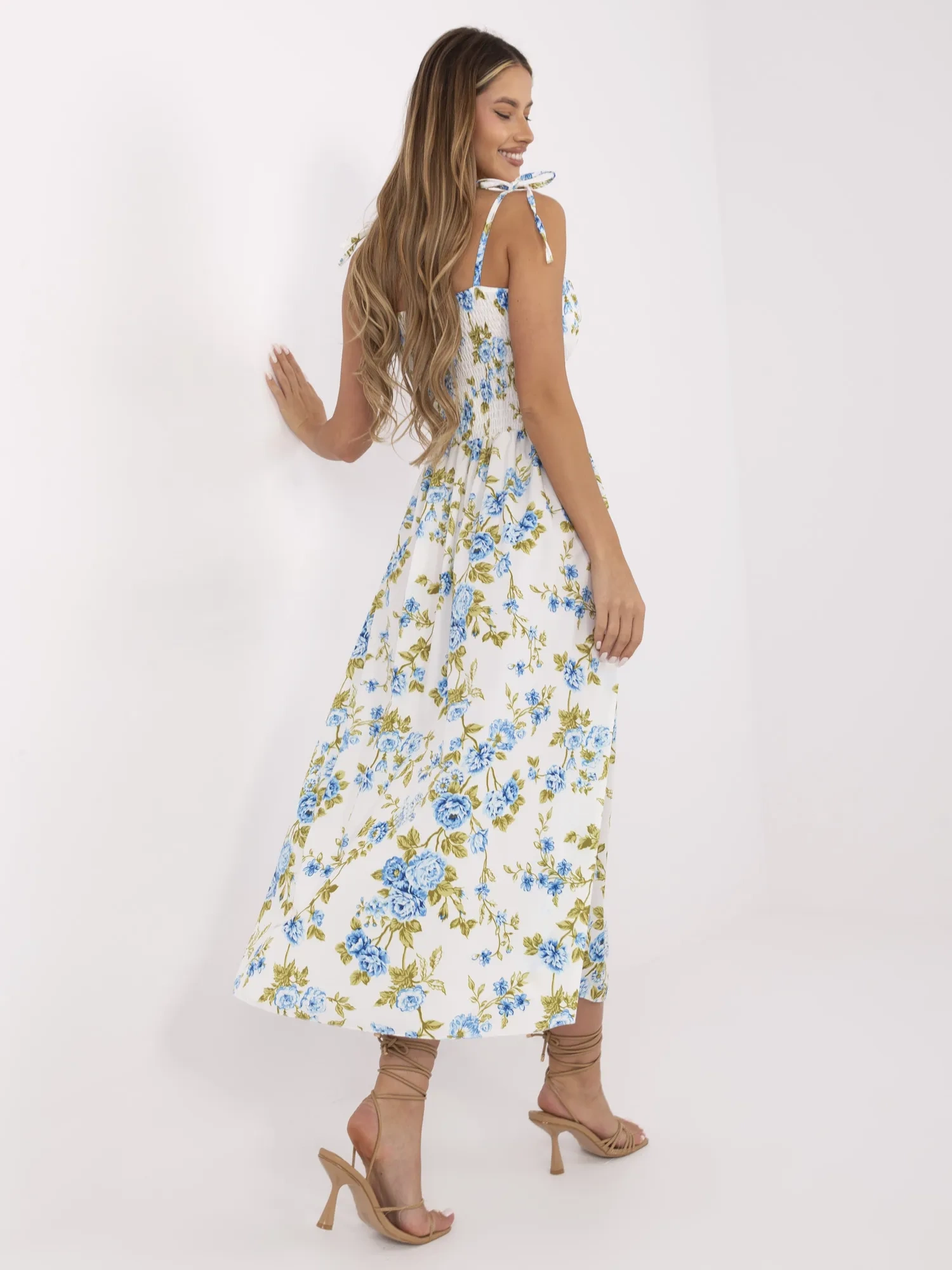 Weiße, schwingende Blumenkleid.