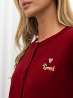 Bordeauxfarbener offener Pullover mit Hundemotiv.