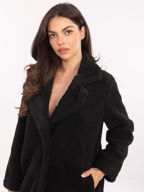 Czarny płaszcz teddy z zapięciem na guzik