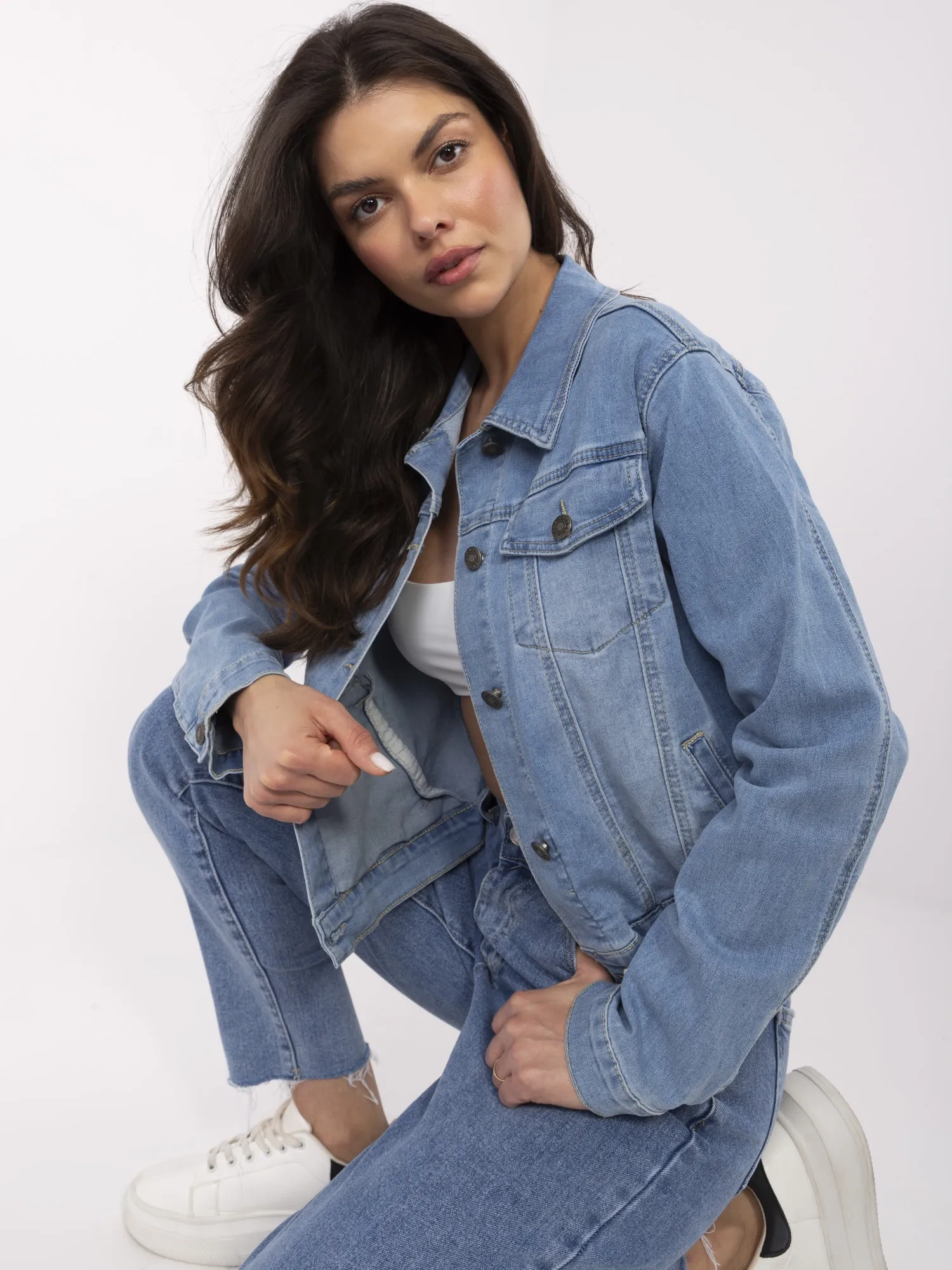 Blaue kurze Jeansjacke mit Taschen.