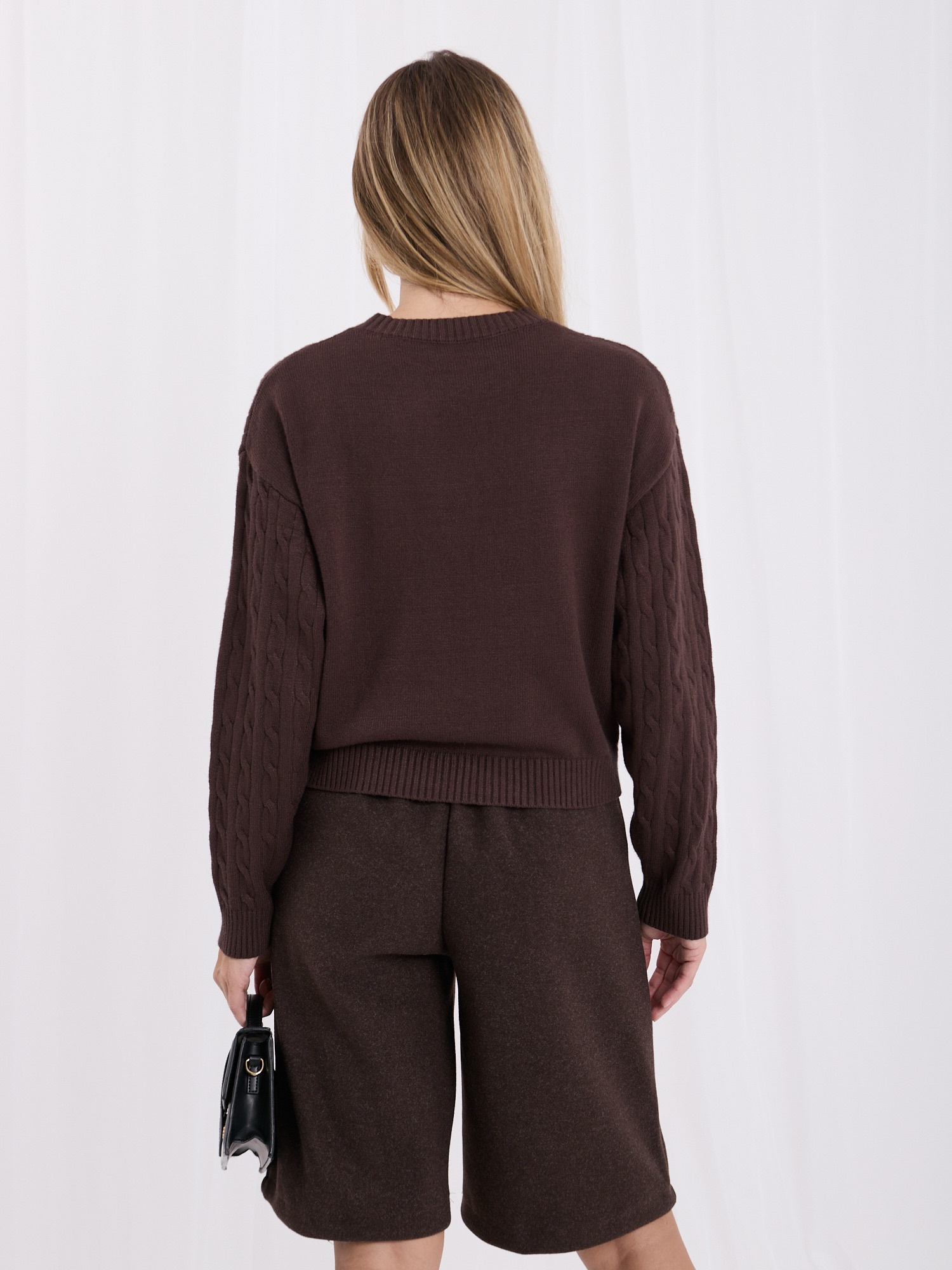 Brauner klassischer Pullover mit Zöpfen.