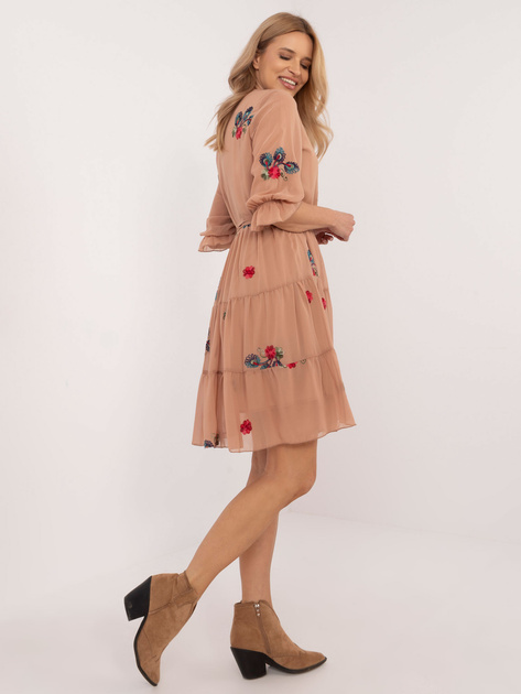 Hurt Camelowa rozkloszowana sukienka z falbaną