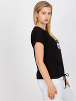Czarny t-shirt plus size z nadrukiem i aplikacją 