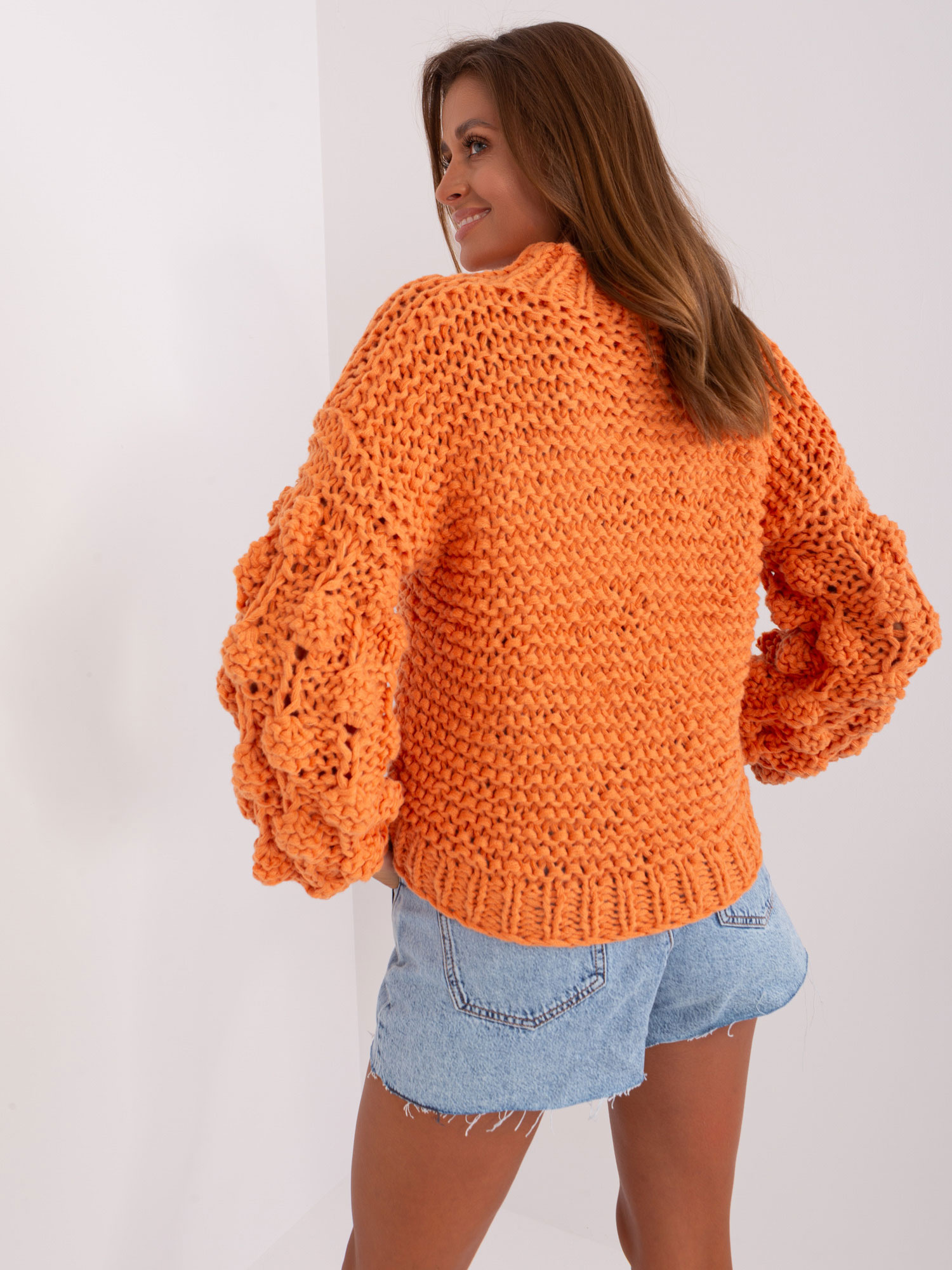 Pomarańczowy sweter oversize z grubym splotem