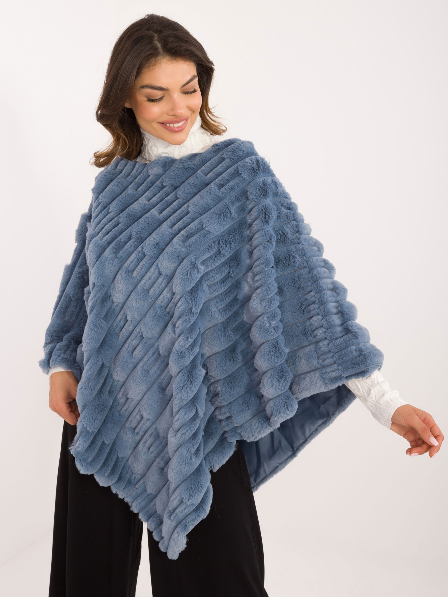 Großhandel Blaues gefüttertes Poncho aus Fell.
