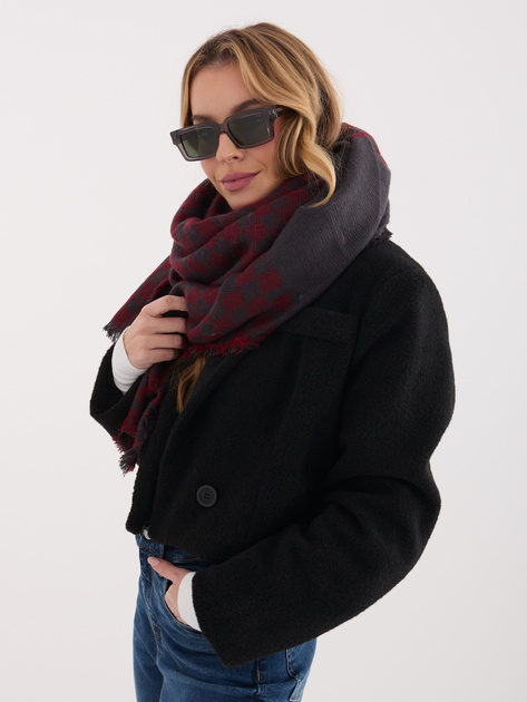 Szaro-czerwony szal w geometryczny wzór