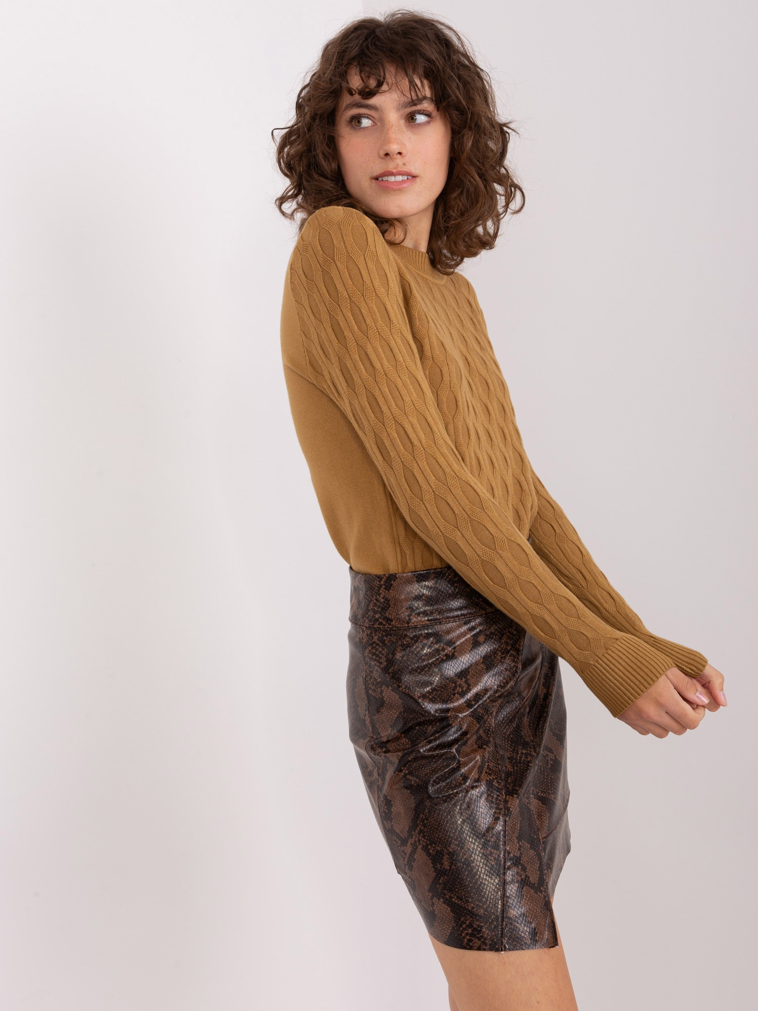 Camelowy sweter klasyczny we wzory