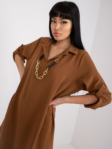 Brązowa luźna sukienka na co dzień z podwijanymi rękawami