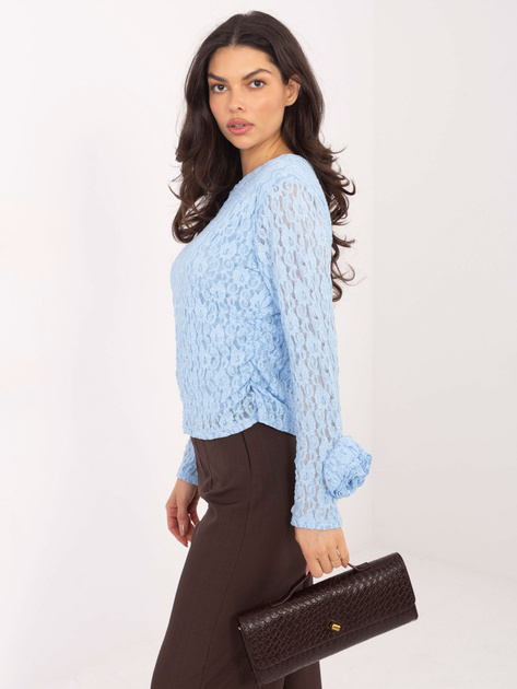 Jasnoniebieska dopasowana bluzka z koronką