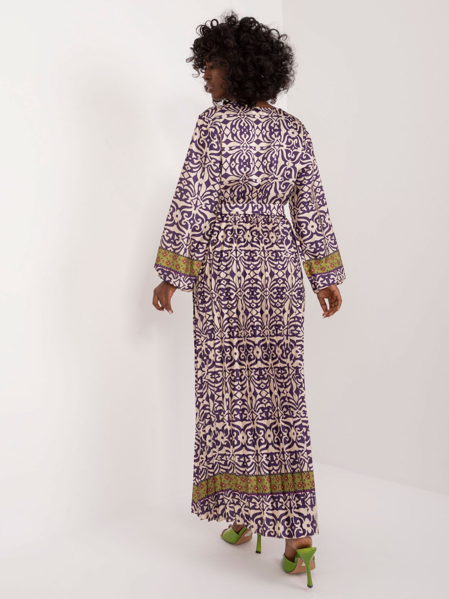 Parduotuvė Violetinė-bežinė suknelė su pūstomis rankovėmis.