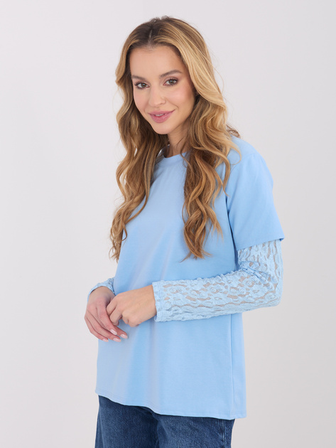 Jasnoniebieska bluzka z koronkowymi rękawami