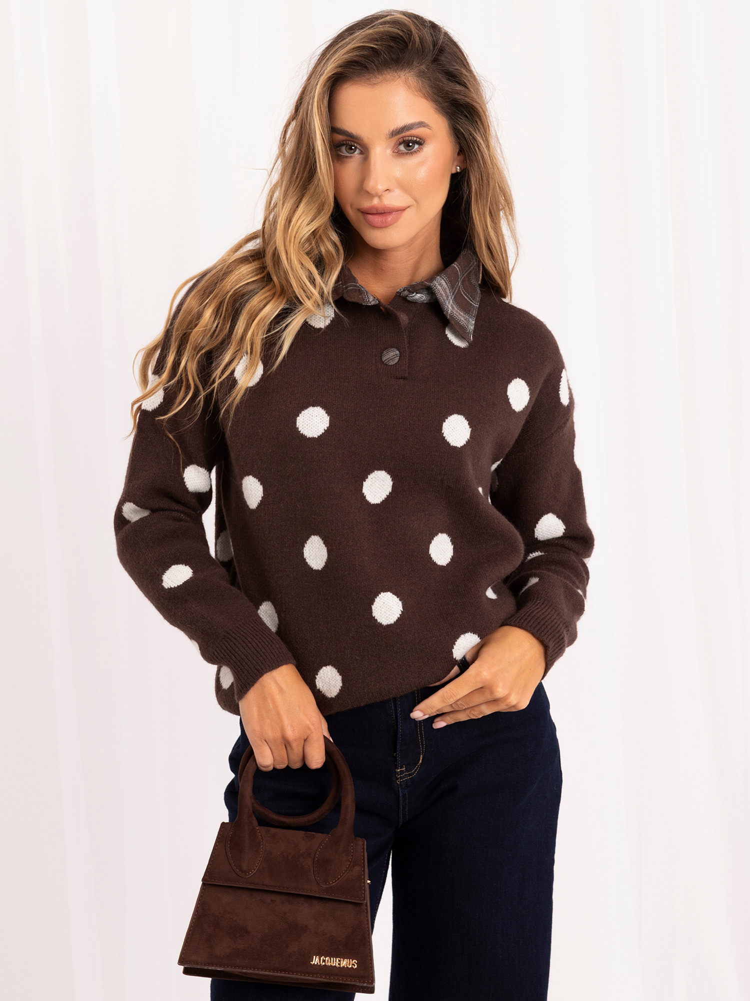Brauner Damen Oversize-Pullover mit Punkten.
