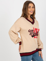 Hurt beige Damenpullover mit Aufschriften und V-Ausschnitt.