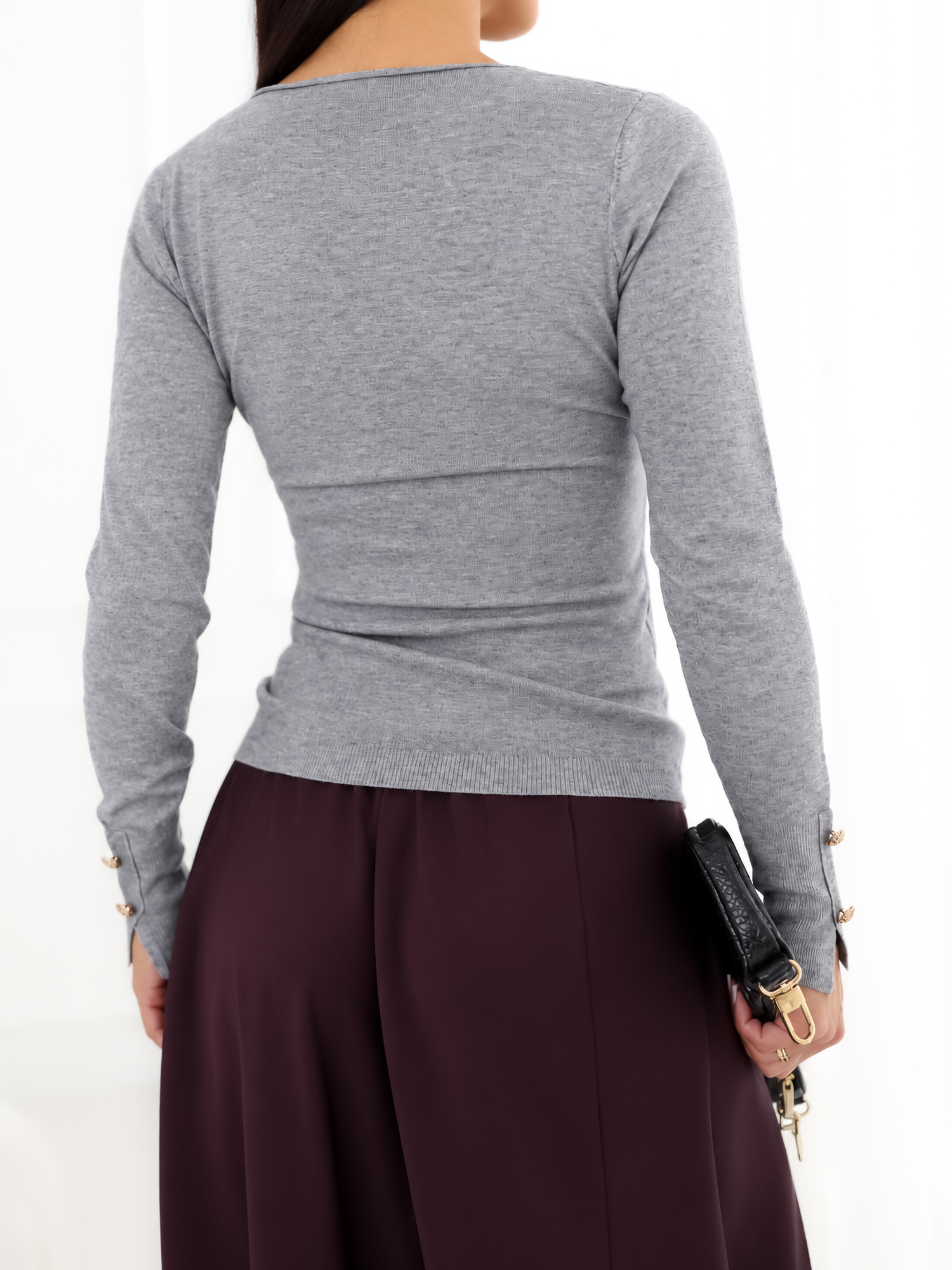 Grau Umschlagpullover mit Schlitzen an den Ärmeln.