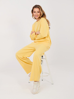 Pastelowy żółty komplet z szerokimi spodniami 