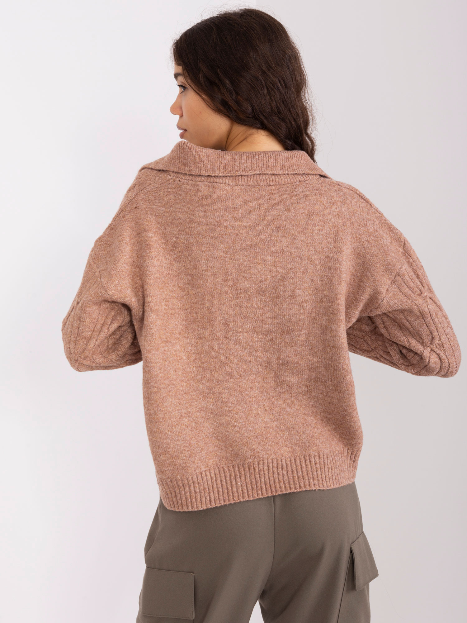 Brązowy sweter z warkoczami o luźnym kroju