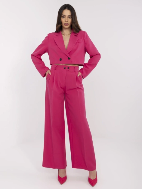 Fuksjowy garnitur z poduszkami na ramionach