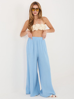Helle blaue Sommerhose aus Musselin.