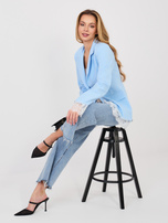 Pastelowa niebieska marynarka z poduszkami na ramionach