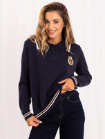 Tamsiai mėlynas moteriškas oversize polo tipo megztinis.