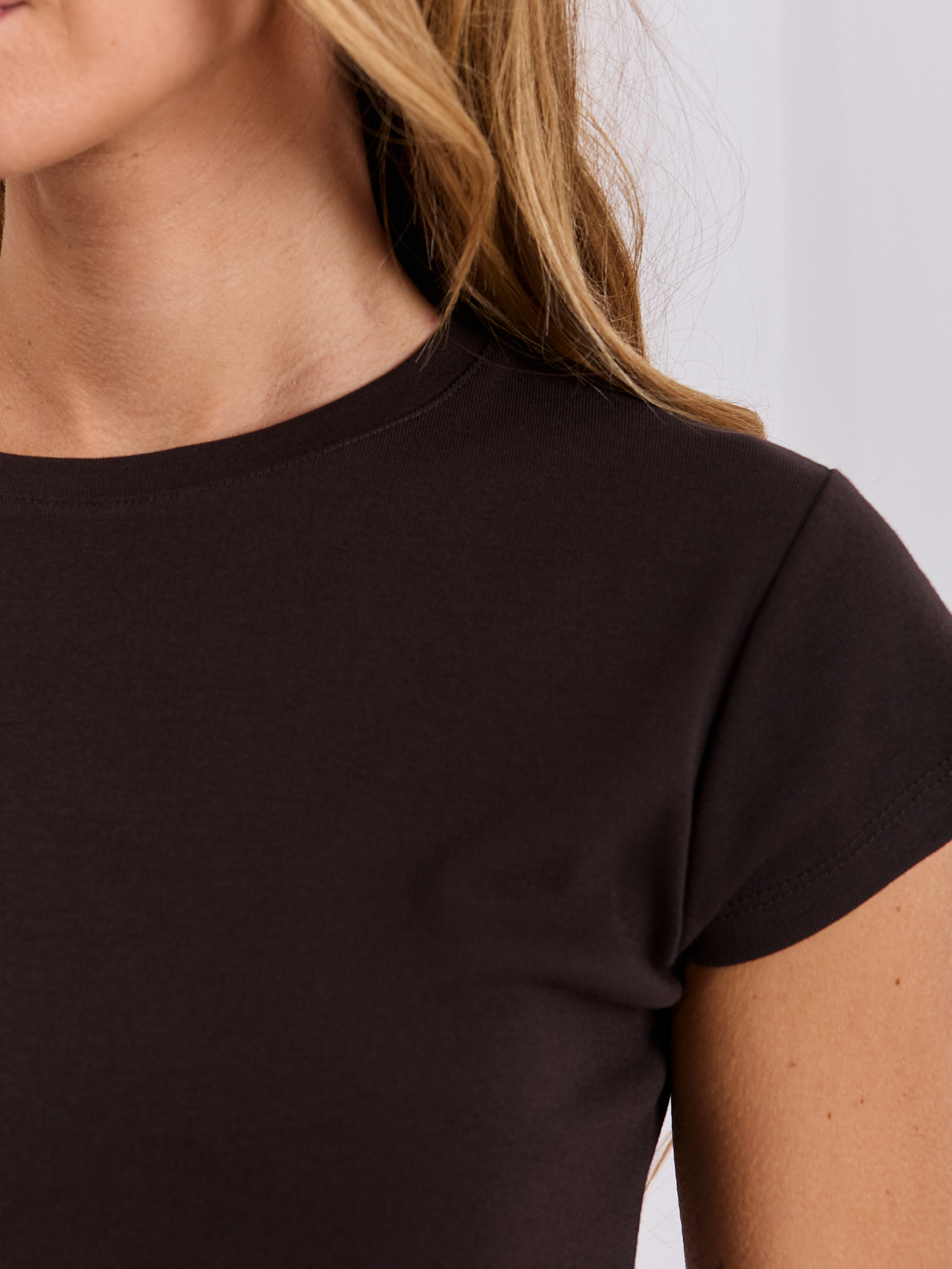 T-shirt ciemny brązowy