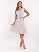 Szara elegancka sukienka z ozdobnymi rękawami 