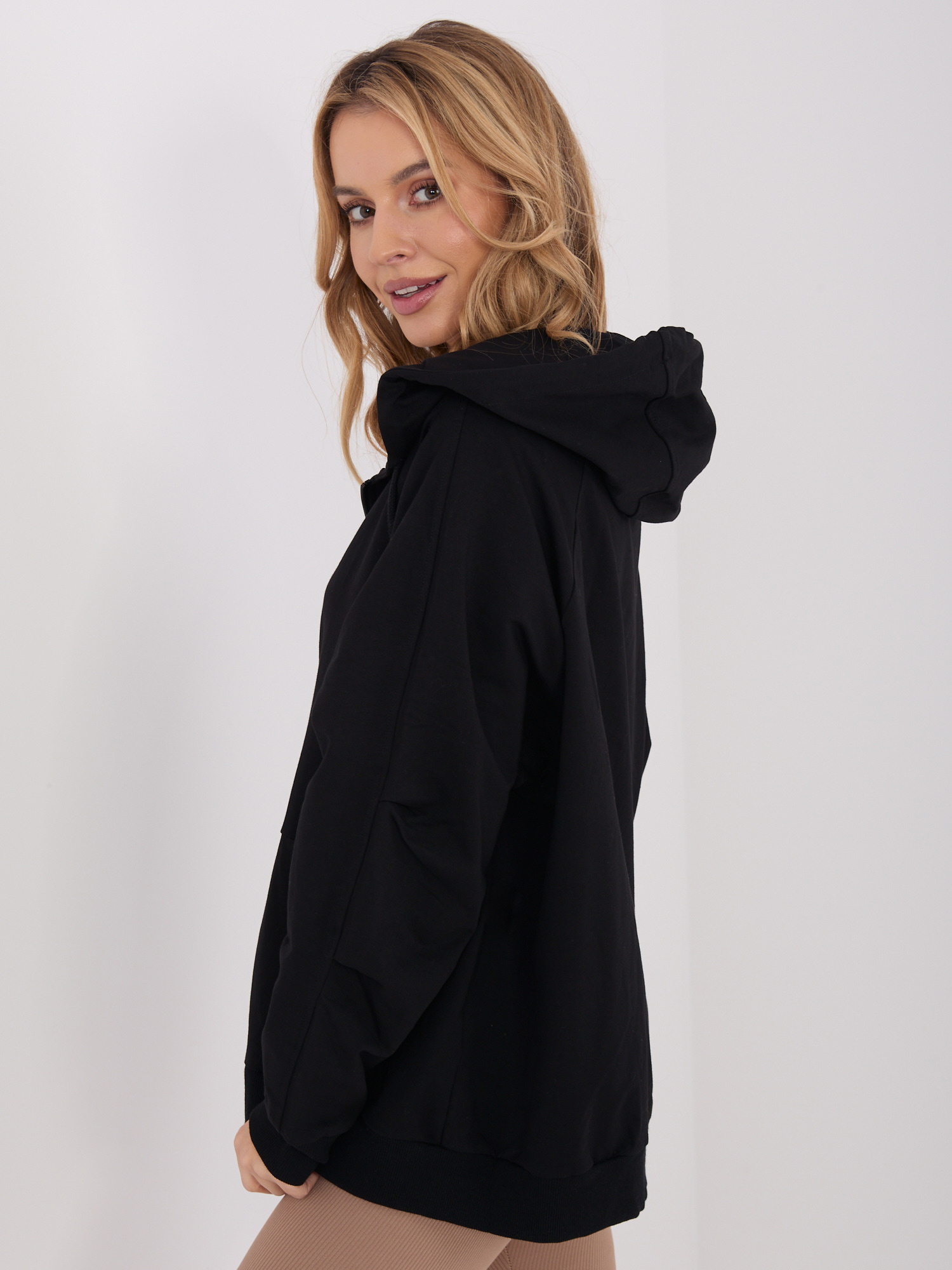 Schwarze kapuzenpullover mit Reißverschluss in Übergröße.