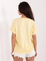 Helle gelbe Bluse mit kontrastierendem Schriftzug RUE PARIS.
