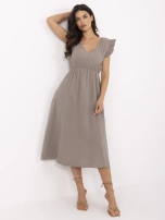 Dunkelbeige Kleid mit Taillenabtrennung unter der Brust.
